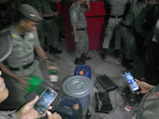 Karyawati Salon sedang Layani Tamu Tanpa Busana Saat Digrebek