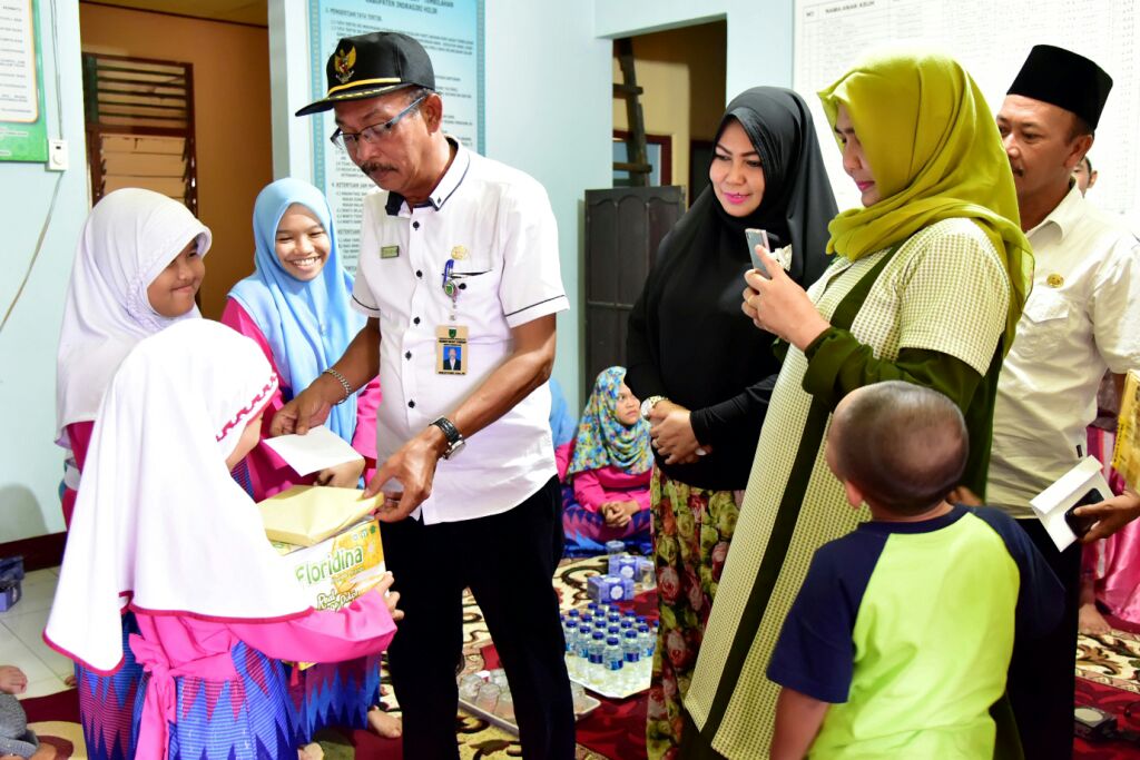 Kabag Humas Inhil Bagi Bagi Bingkisan Di Panti Asuhan Puri Kasih Tembilahan