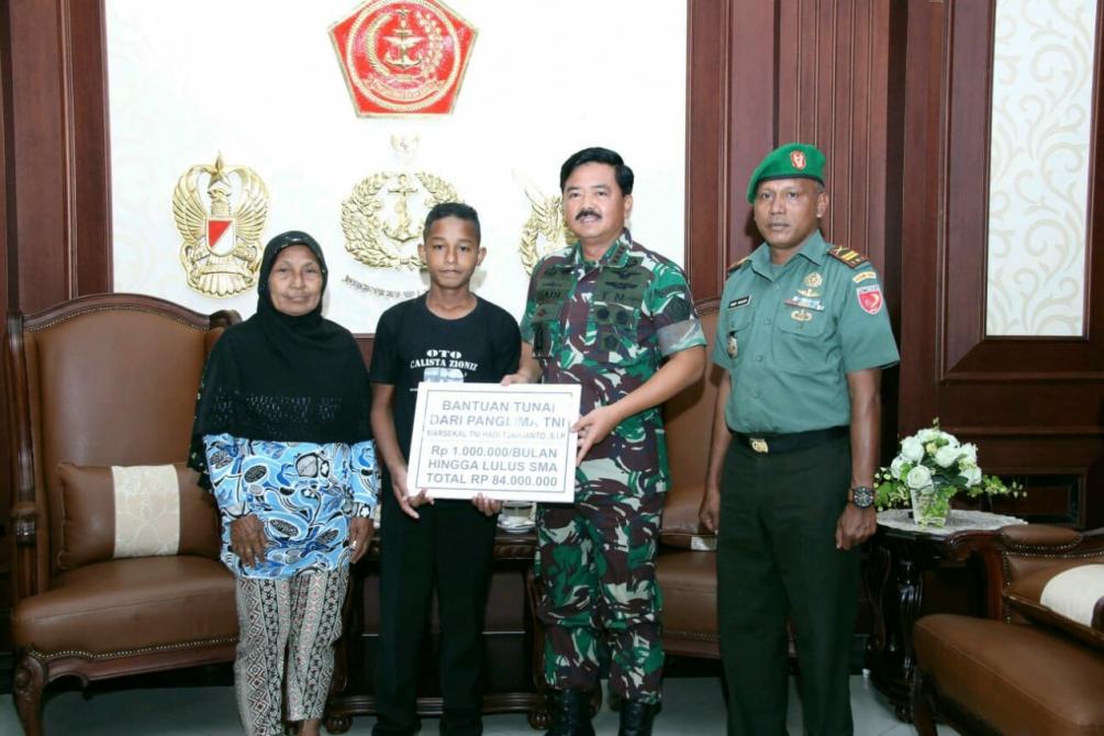 Panglima TNI Serahkan Bea Siswa Kepada Reza Mangar Pemanjat Tiang Bendera