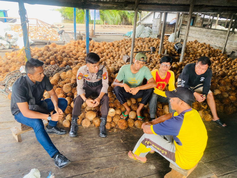 Cooling System Pemilu Damai 2024, Personil Polsek Kuindra Berbaur dengan Masyarakat Sapat