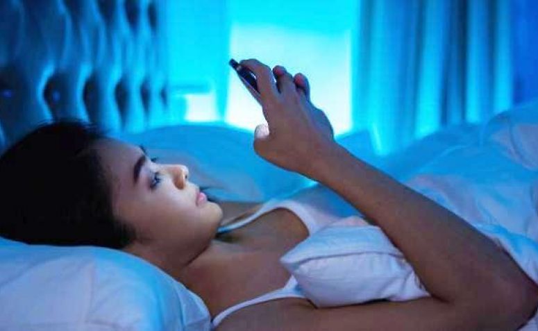 Ini Sebabnya Main Ponsel Sebelum Tidur Bisa Berbahaya bagi Keturunan Anda