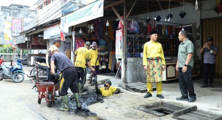Pj Bupati Inhil Pantau Langsung Normalisasi Saluran Air di Jalan M Boya
