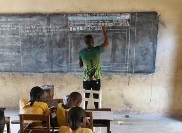 Hanya Pakai Kapur Warna dan Papan Tulis, Guru SMP ini Ajari Siswanya Microsoft Word