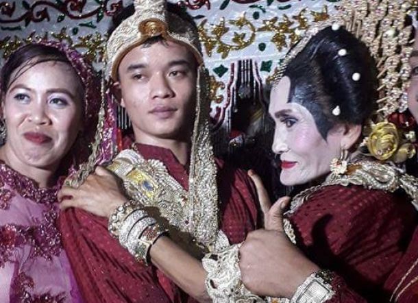 Usai Menikah, Inade Ajak Idris Berziarah ke Makam Suami Pertamanya