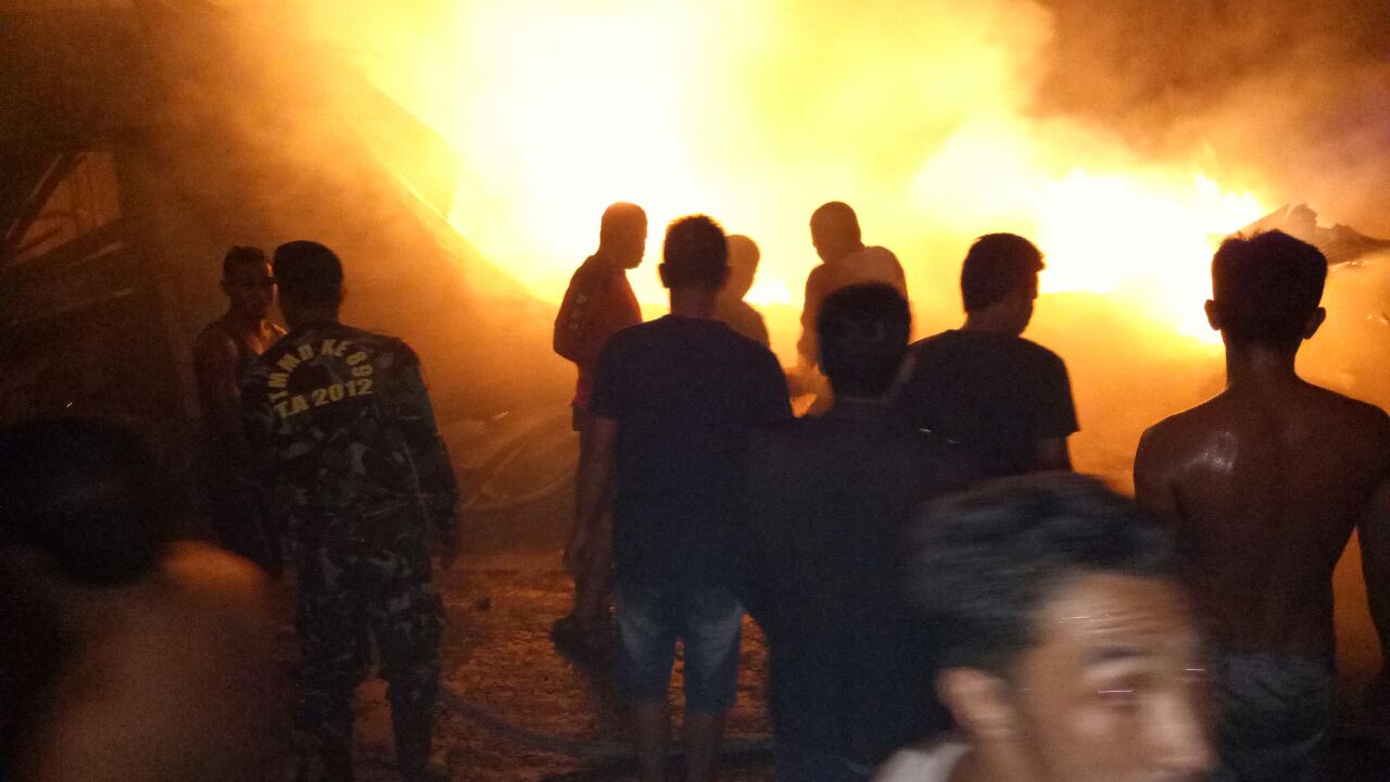 Foto-foto Kebakaran 4 Unit Gudang di Inhil
