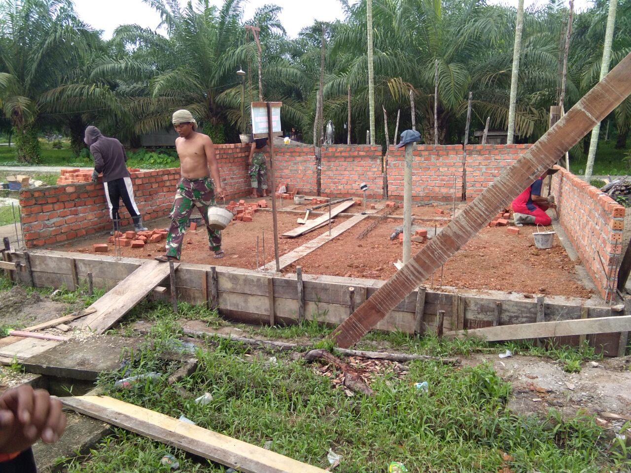 TMMD Kodim 0314/Inhil, Pembuatan MCK dan Tempat Wudhu di Masjid Baiturrahman Terus Digesa
