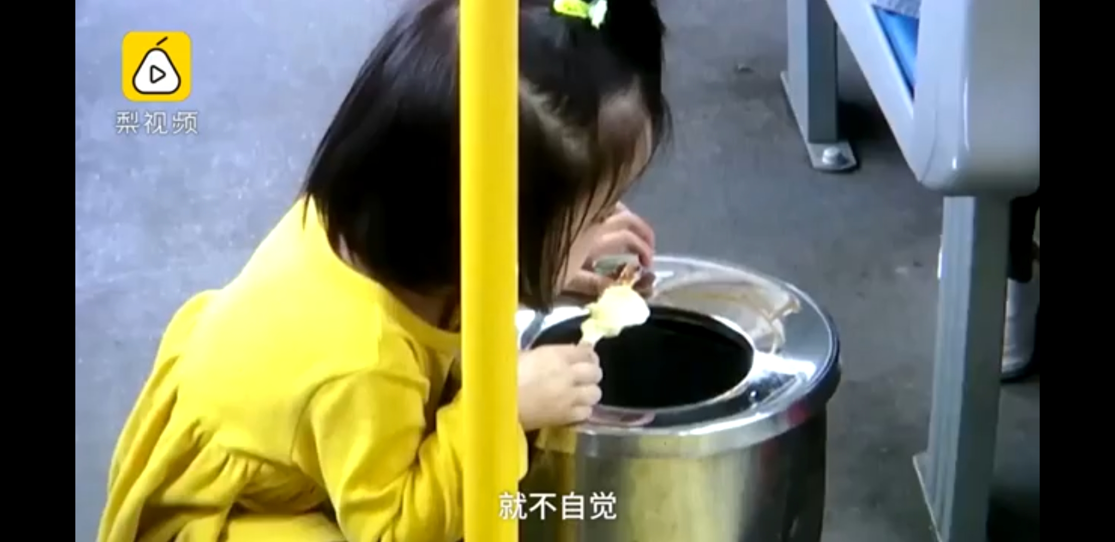 Video Balita Makan Es Krim sambil Jongkok Dekat Tempat Sampah Viral!