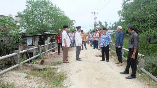 Janji Segera Diperbaiki, Bupati Inhil Tinjau Jalan dan Jembatan Rusak
