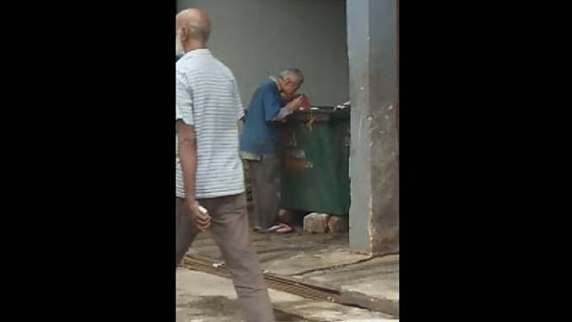 Pria Tua Ini Terpaksa Mencari Makan di Tong Sampah