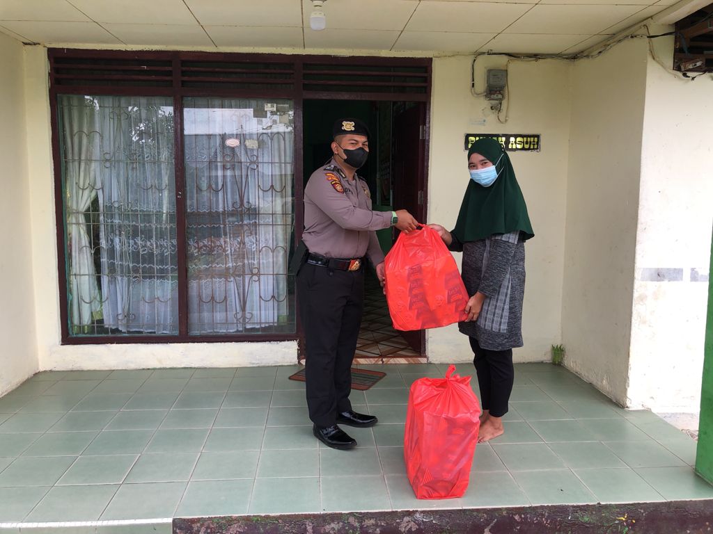 Peduli Pandemi, Polres Inhil Bagikan Nasi Kotak Ke Panti Asuhan