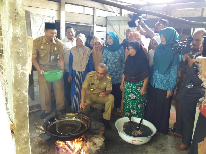 Gubernur Riau Andi Racham, Cicipi dan Goreng Sendiri 