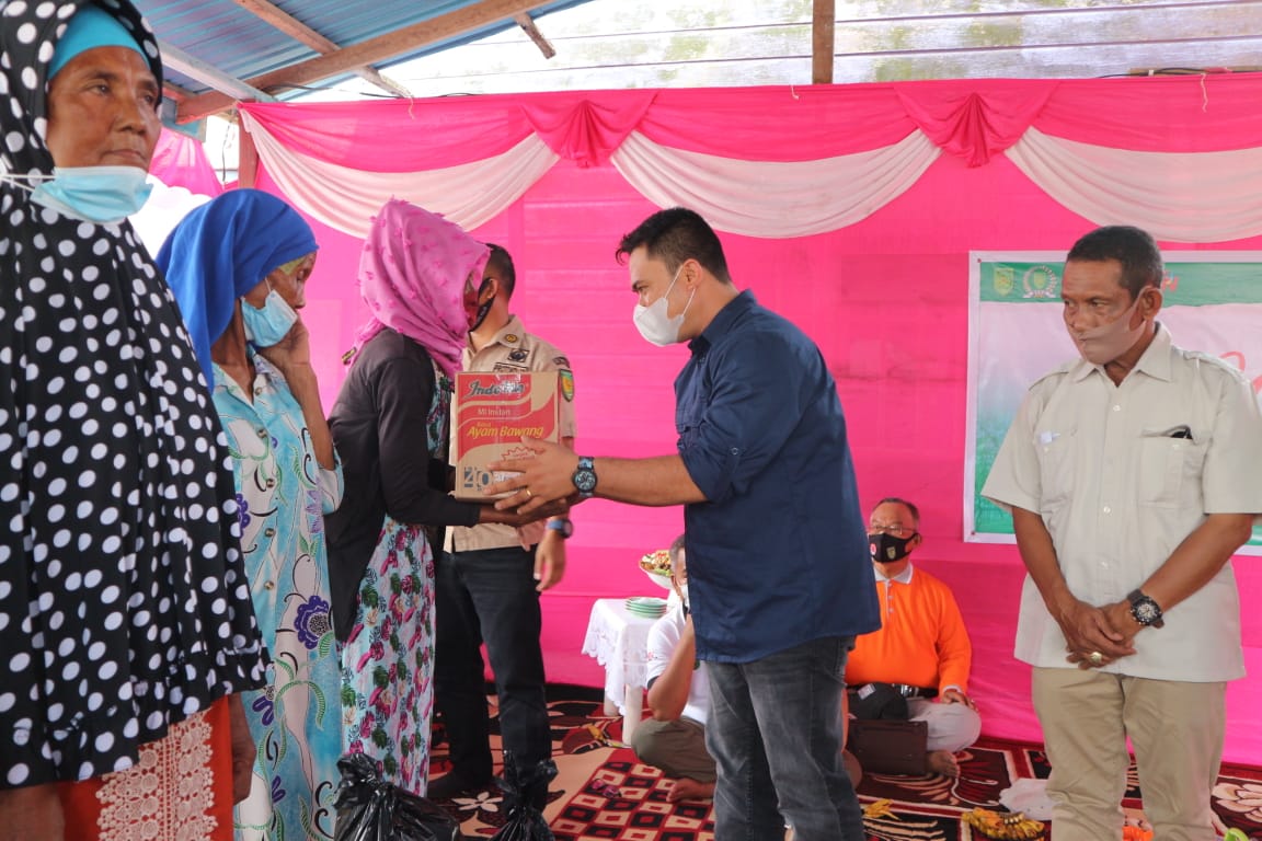HPN 2021, Polres Inhil dan PWI Bagi-bagi Sembako di Sungai Bela
