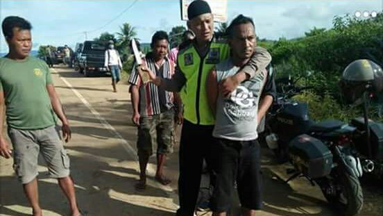 WAW! Petugas Bhabinkamtibnas Ini Duel Seru dengan Warga yang Ngamuk Pakai Senjata Tajam