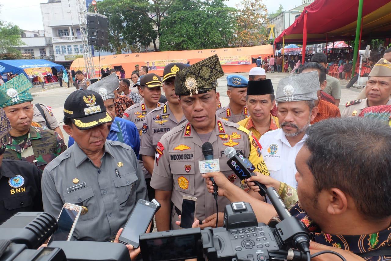 Bupati Inhil Bersama Kapolda Riau Bagikan 500 Sertifikat Tanah Gratis