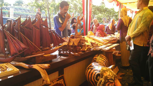 Tambusai Utara Sulap Limbah Kayu Menjadi Kerajinan Bernilai Tinggi