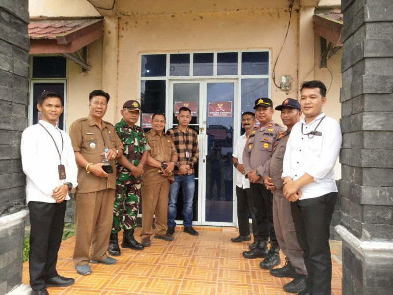Kapolsek Gaung Bersama Forkopimcam Lakukan Pengecekan dan Koordinasi Kesiapan Gudang Logistik Pemilu 2024