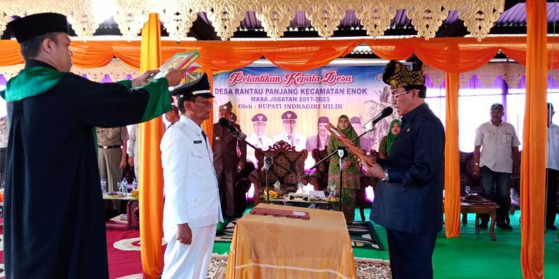 Bupati Inhil Lantik Kades Rantau Panjang Kecamatan Enok