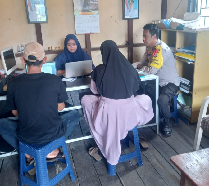 Bhabinkamtibmas Pungkat Aipda Denny Hidayat Sambangi Kantor Desa Ajak Jaga Keamanan Desa