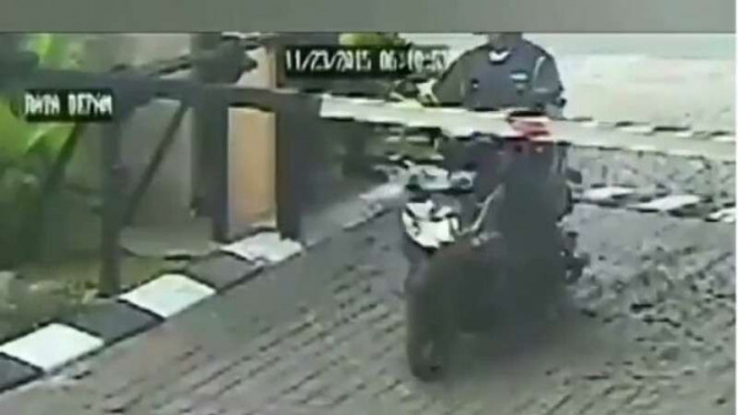VIDEO: Tak Sabaran, Pemotor 'Ditempeleng' Portal