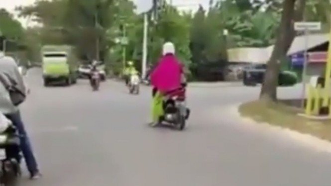 Emak-emak Ini Pakai Helm dan Berhenti saat Lampu Merah, Ada Tapinya