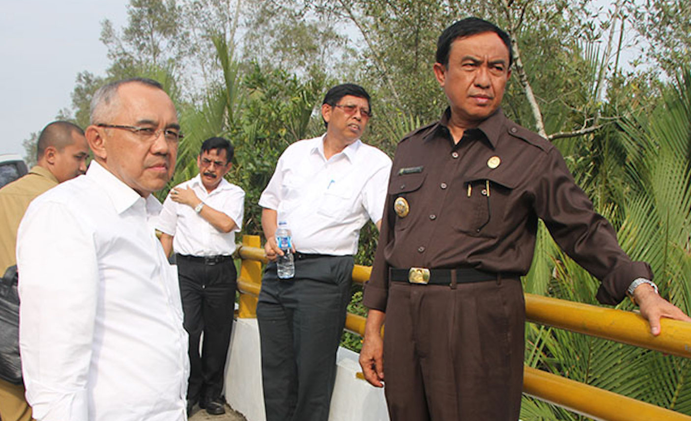Arsyadjuliandi Rachman Turun Mengenakan Sepeda Motor Untuk Pastikan Pembangunan Inhil