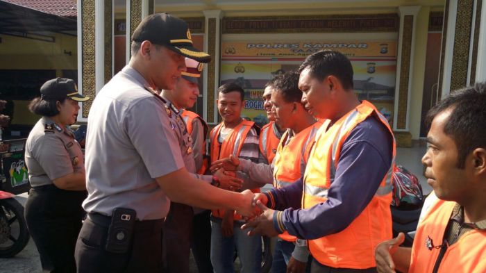 Satlantas Polres Kampar Bagikan Rompi Kepada Pengemudi Becak Motor