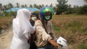 Kabut Asap Meningkat, Puskesmas Benteng Bagikan Masker ke Pengendara