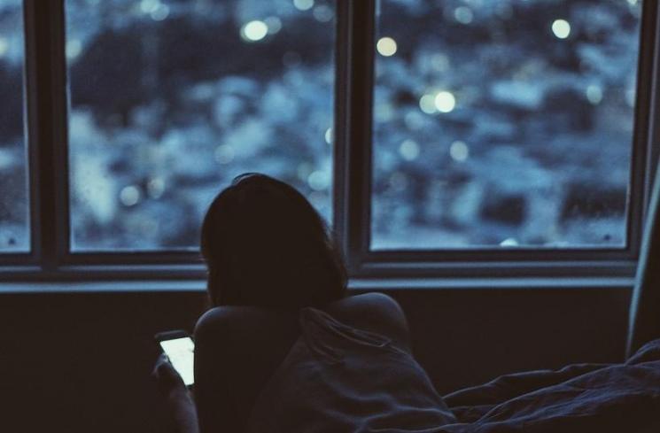Wanita Ini Idap Glaukoma Gara-gara Sering Main Ponsel dalam Kegelapan