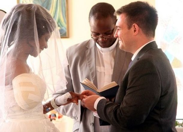 Lengannya yang Putus Digigit Buaya Belum Sembuh, Wanita Ini Tetap Menikah