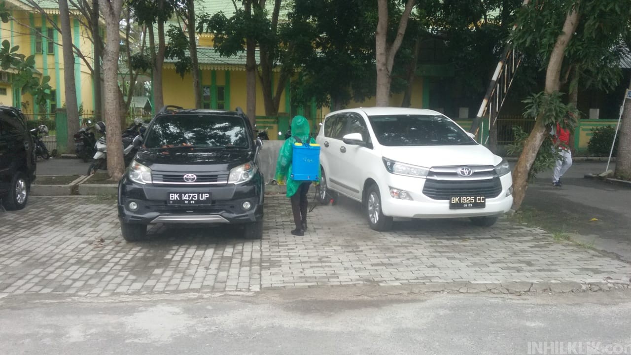 Cegah Penyebaran Covid-19. Pramuka Peduli Relawan Binaan Polres Sergai Semprotkan Disinfektan 