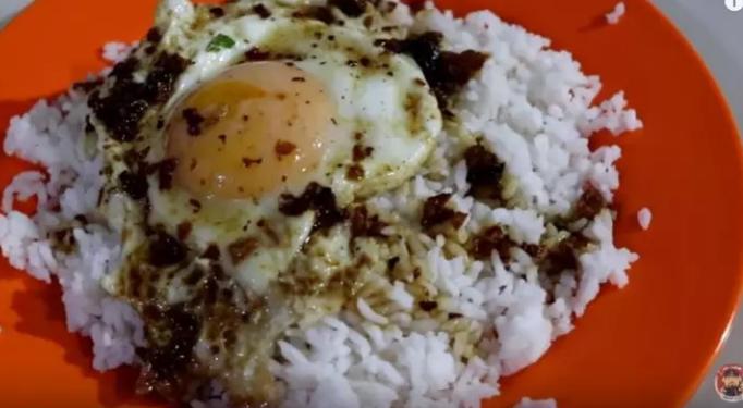 Hanya Nasi Dengan Telur Ceplok, Pelagan Rela Natri di Warung Makan Ini...