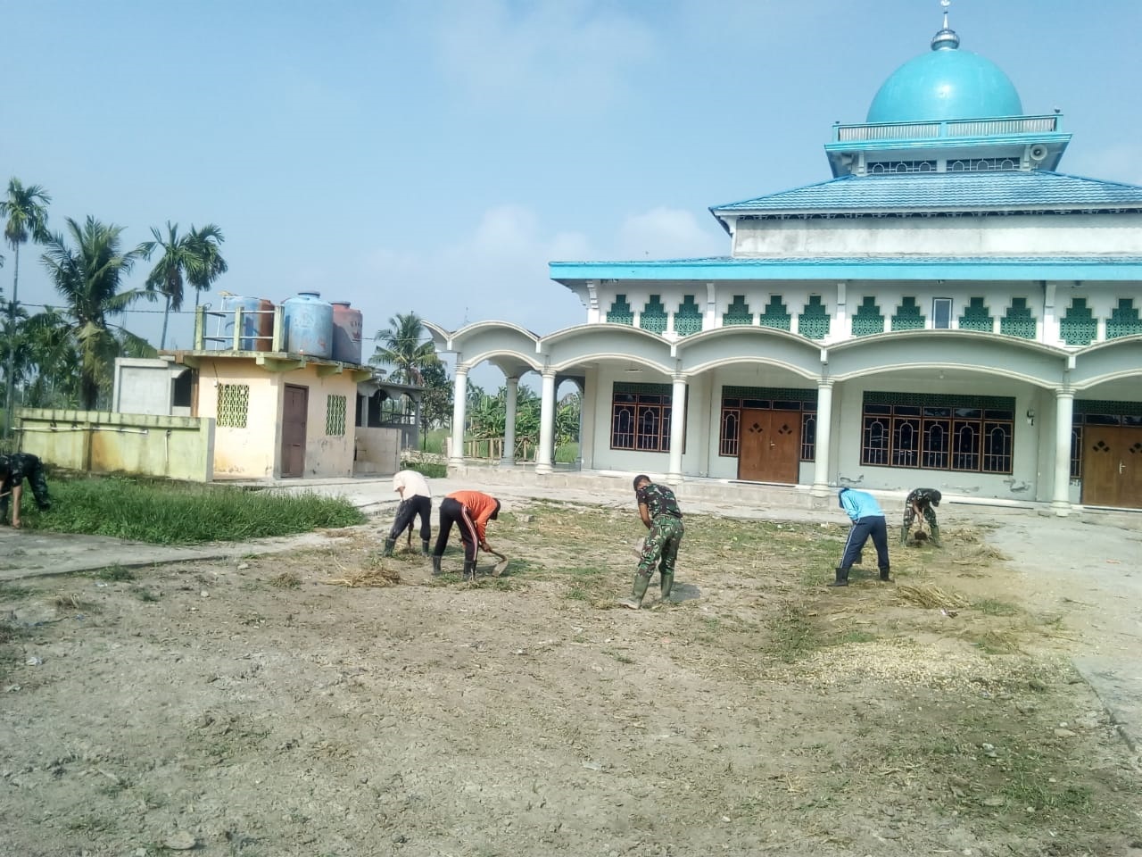 Selain Pembangunan Fisik, Satgas TMMD Juga Aktif Meningkatkan Hubungan Sosial Dengan Masyarakat