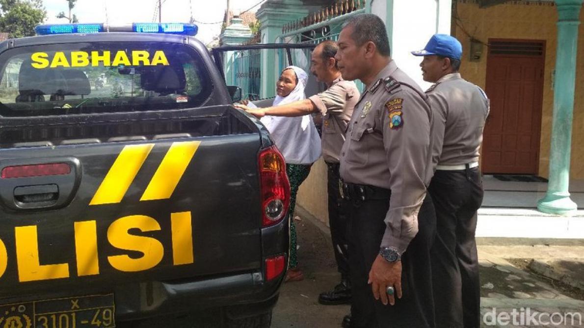 Nenek Salat di Tengah Jalan, Polisi: Berkali-kali Kami Turun Tangan