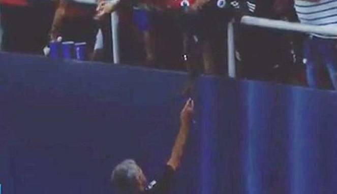 Mourinho Berikan Medali Piala Super Eropa Kepada Fans MU