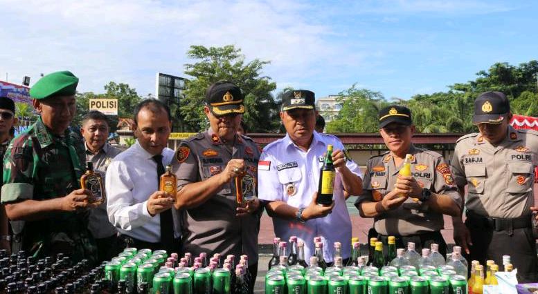 Jelang Tahun Baru, Polres Inhil Musnahkan 469 Botol Miras 2.175 Liter Tuak