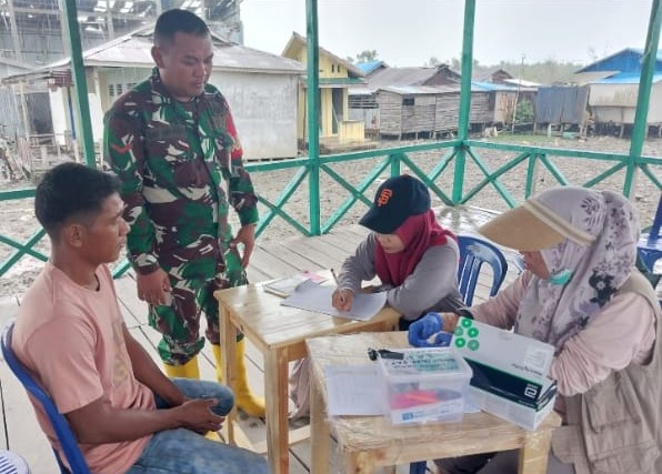 Babinsa Kuala Selat Dampingi Nakes Periksa Pasien Malaria