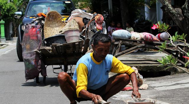Pemulung Yang Suka Perbaiki Jalan Berlubang itu Bernama Mbah Sadiyo