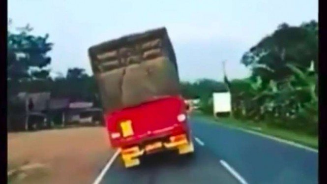 Heboh Hiburan Truk Oleng, Mitsubishi: Itu dari Sopirnya