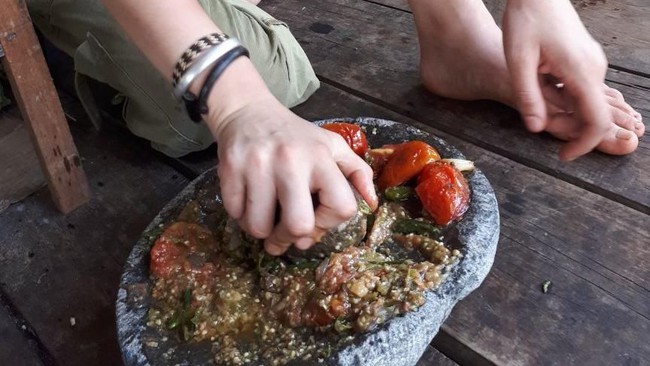 Sambil Cari Bonita, 'Pawang' Harimau yang Cantik Asal Kanada ini Giling Sambel