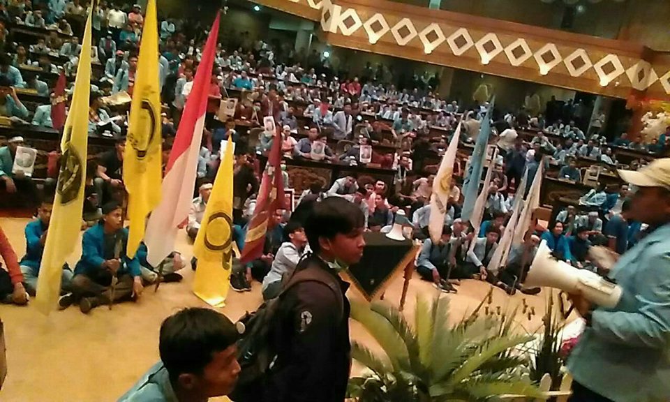 Kuasai Gedung DPRD Riau, Mahasiswa Gelar Rapat di Ruang Paripurna