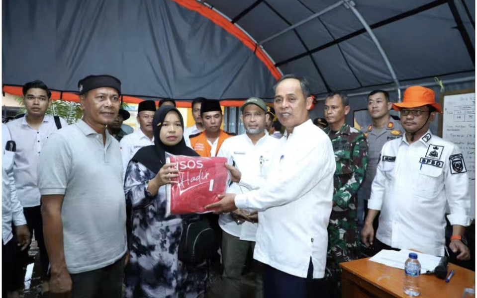 Pj Bupati Inhil Serahkan Bantuan untuk Korban Terdampak Abrasi Parit 6