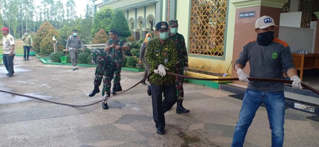 Antisipasi COVID-19, Bupati Kuansing ikut Lakukan Penyemprotan Disinfektan