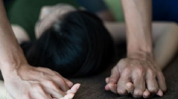 Dokter Ini Dipaksa Saksikan Istri dan Putrinya Diperkosa 20 Pemuda