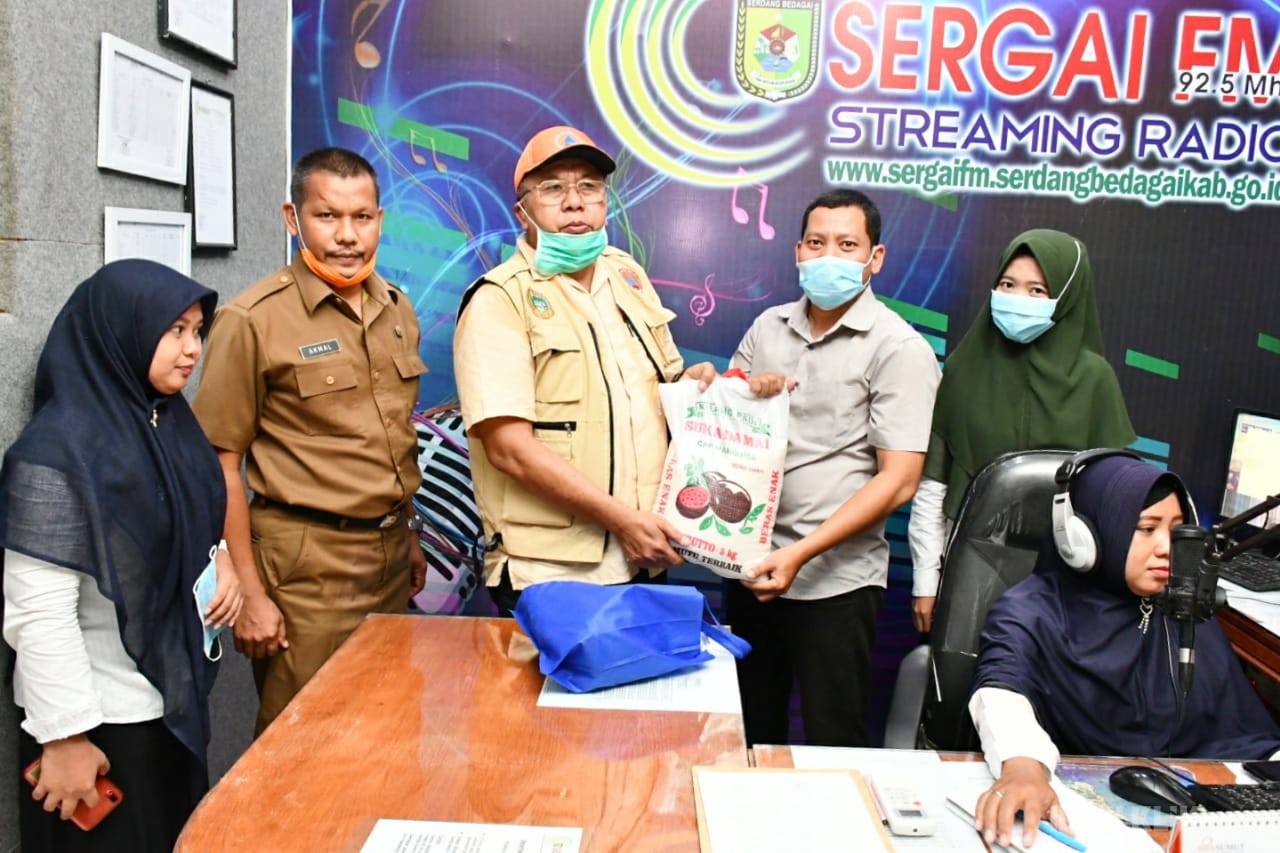 Ketua Gugus Tugas Sergai Serahkan Bantuan Untuk Masyarakat