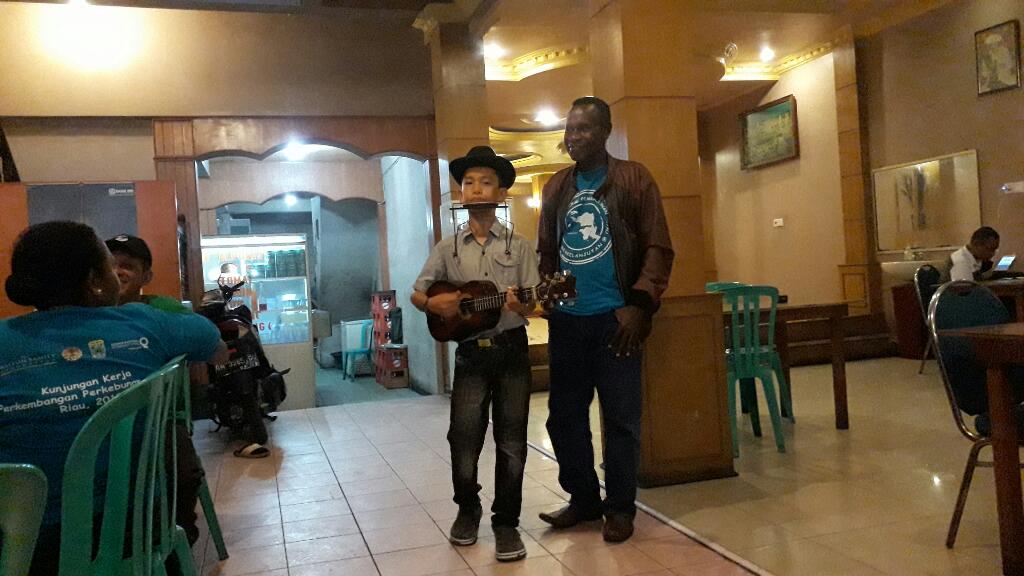 VIDEO: Ditemani Gitar dan Harmonika, Ini Musisi Cilik Inhil