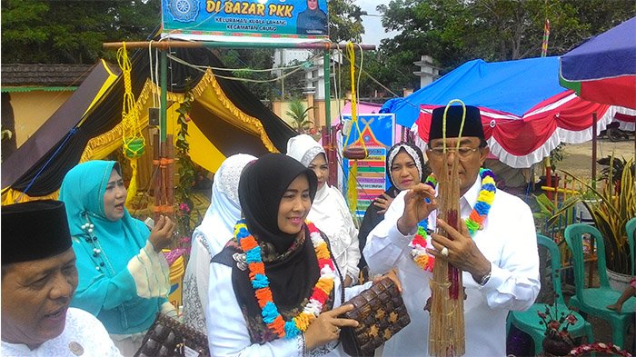 Di Milad Kecamatan Gaung, Kerajinan Bazar PKK Berhasil Menarik Perhatian Bupati Inhil