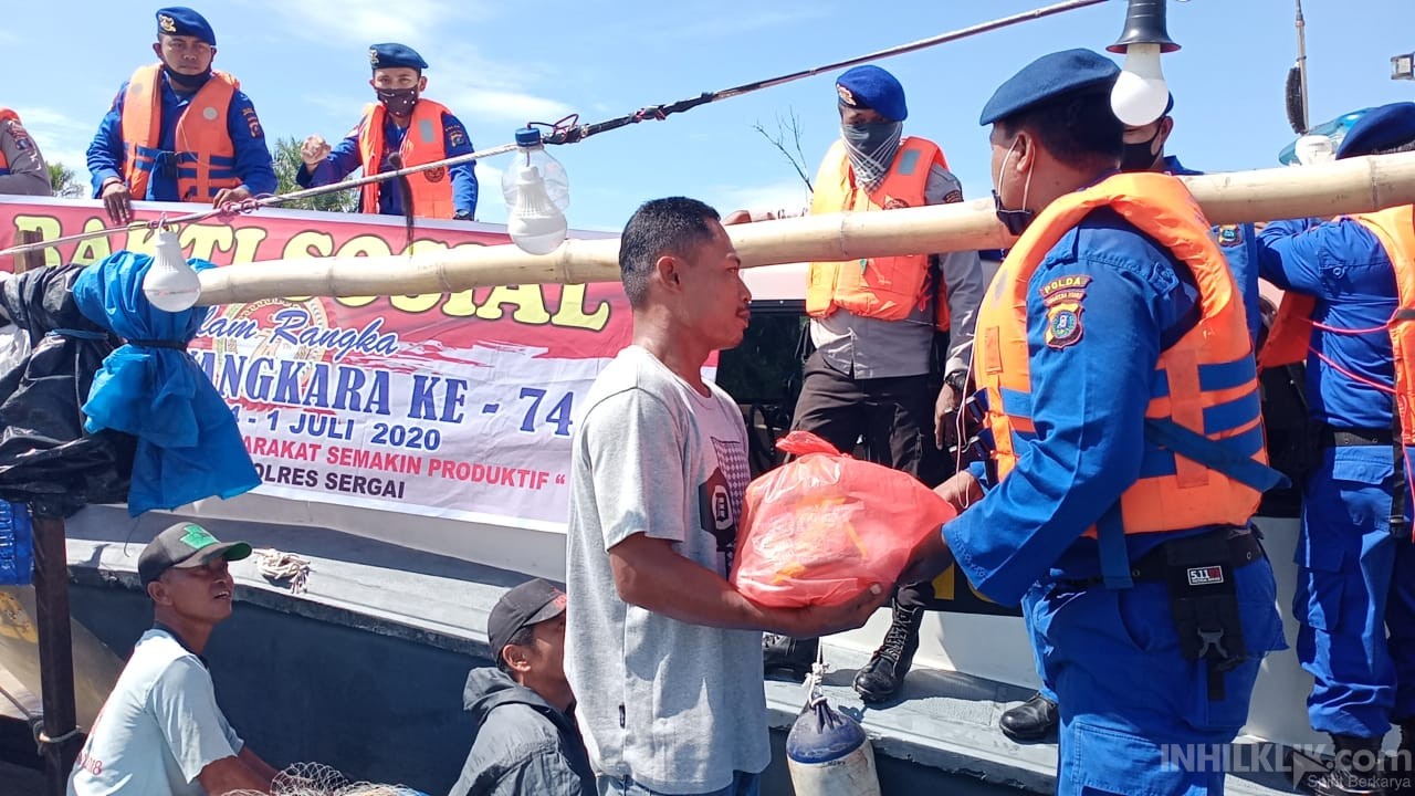 Sat Pol Air Polres Sergai Bagikan Sembako Kepada Nelayan