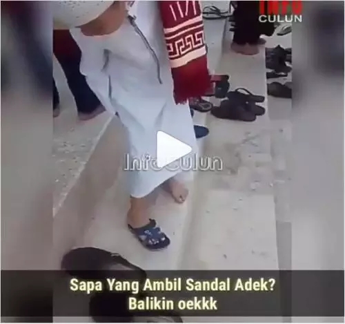Kehilangan Sendal Sehabis Shalat Jumat, Reaksi Bocah ini Bikin Ngakak!
