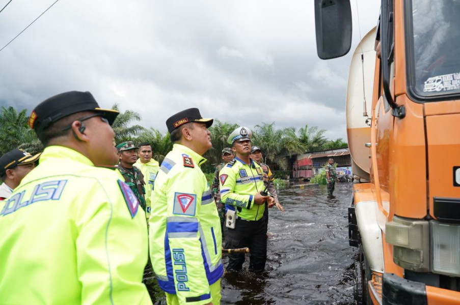 Momen Kapolda Riau Basah-basahan di Lokasi Banjir, Atur Lalulintas hingga Menyapa Sopir
