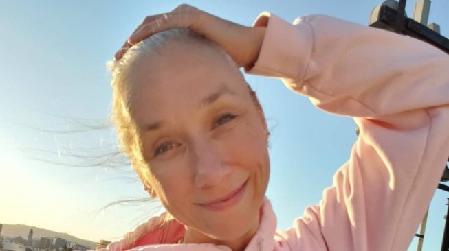 Pacar Keanu Reeves Membiarkan Rambut Beruban, Ternyata Ada Alasan Logis